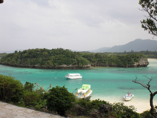 <br /><br />日本百景の一つ  川平湾。<br /><br />曇りの日でも、綺麗な色です。<br /><br />流れが速いらしく、遊泳禁止だそうです。