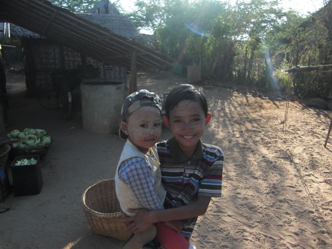 一緒についてきた子供は彼女の弟でしょうか？