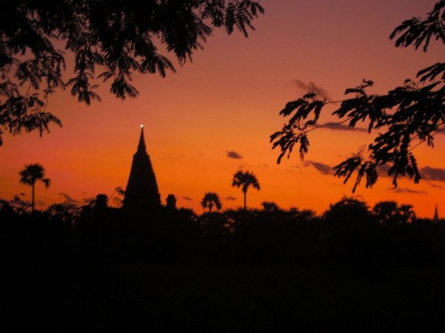 暗くなる前に街まで帰りましたが、振り返ると綺麗な赤焼けの中に仏塔がたたずんでいます。