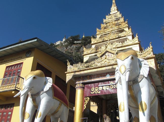 いよいよ登り始めです。当然、裸足になります。