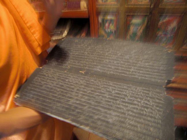 経典も見せてもらいました。びっしり書かれています。<br />１６時ぐらいにニャンウーへ無事帰宿。<br />