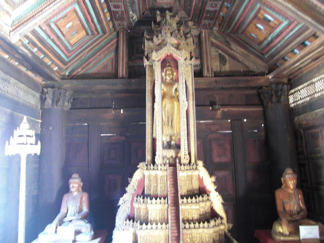 結構痛んではいますが、木造の仏像が納められています。