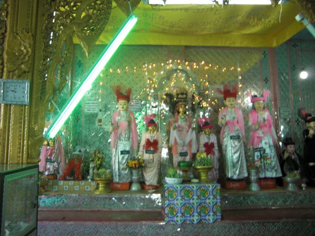 途中の寺院です。ポッパ山の有名な人物たちが祭られているそうで、花を捧げました。