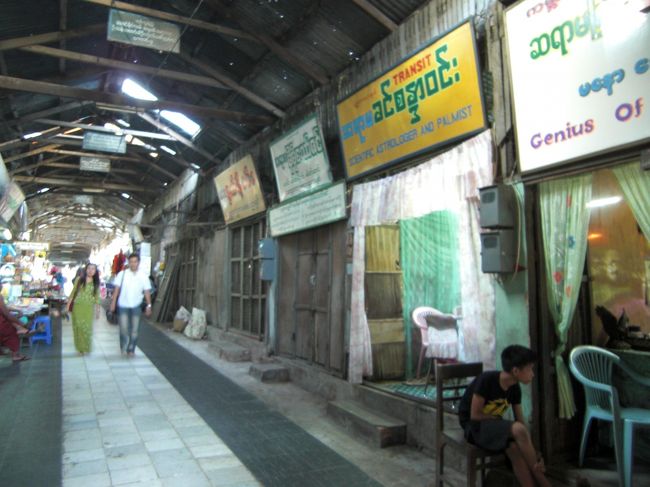 途中の参道に占い師の館が結構あります。ミャンマー人は占い大好きっぽいです。