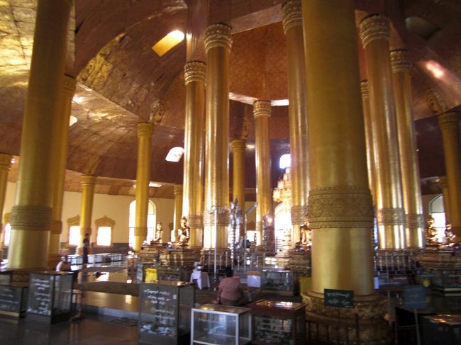 中はすべて金色となっていて、とても壮麗です。