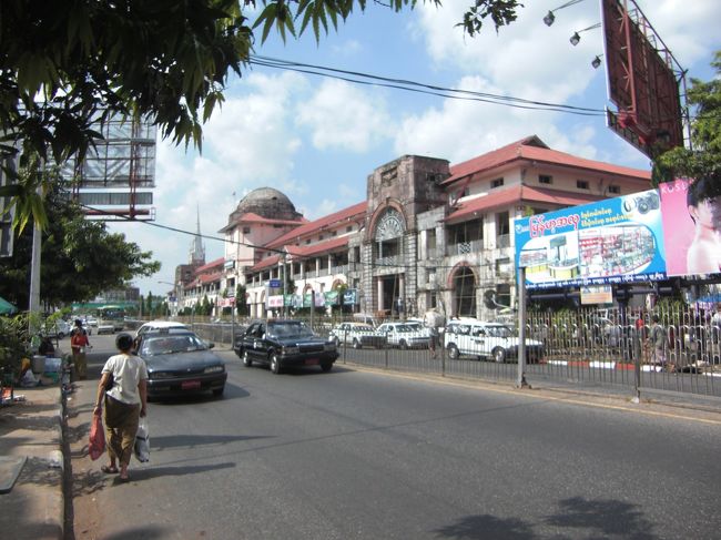 市場の外観です。午後２時ぐらいだったせいか、あまり人通りはありませんでした。みんなお昼寝中！？