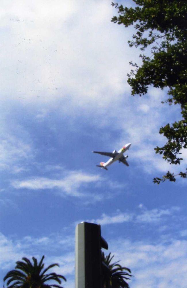 バスを待ってる間。<br /><br />リスボンは空港が近いため、中心部からでも離発着する飛行機が大きく見えます。