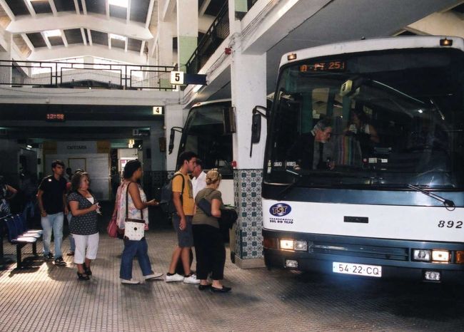 セトゥーバルのバスターミナル。<br /><br />着いたのに気づかなくって、みんな降りるので運転手さんに『ここ？』って聞いたら『そうだ』って。<br />何のアナウンスもないんですね・・・