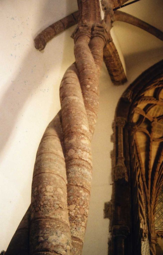 柱が三つ編みのようになってました。<br />キリスト教の三位一体を表現してるそうです。