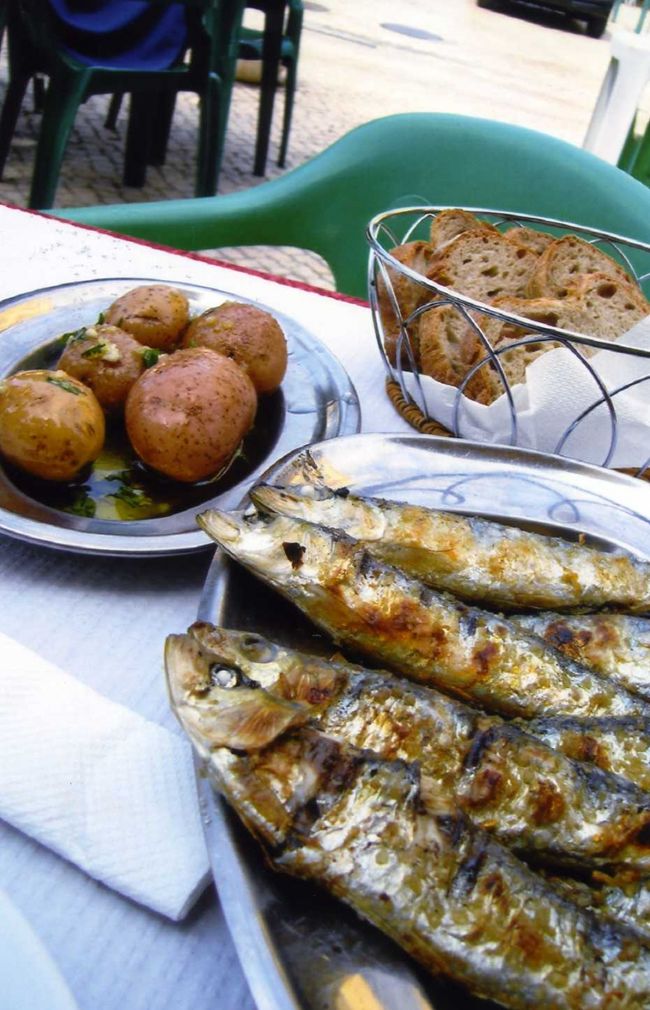 イワシを頼みました。<br />1皿で8匹・・・多すぎる。(^_^;<br /><br />付け合せに、まるごとジャガイモ。