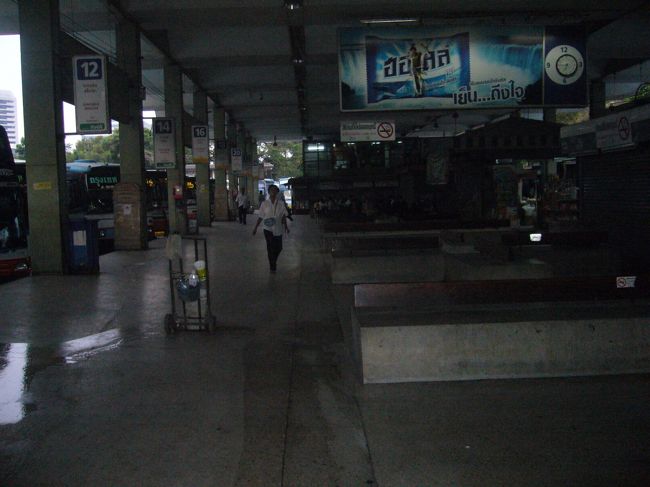 さて朝早く起きてオンヌット駅からタクシーでエッカマイ駅にある東バスターミナルへ。<br />ここでエッカマイからサケーオというところに行くバスに乗る。一日３本しか出てないらしく、絶対逃してはならないということで、１時間前ぐらいに着いたけど、早すぎて、こんな何もないバスターミナルで１時間待ってました。