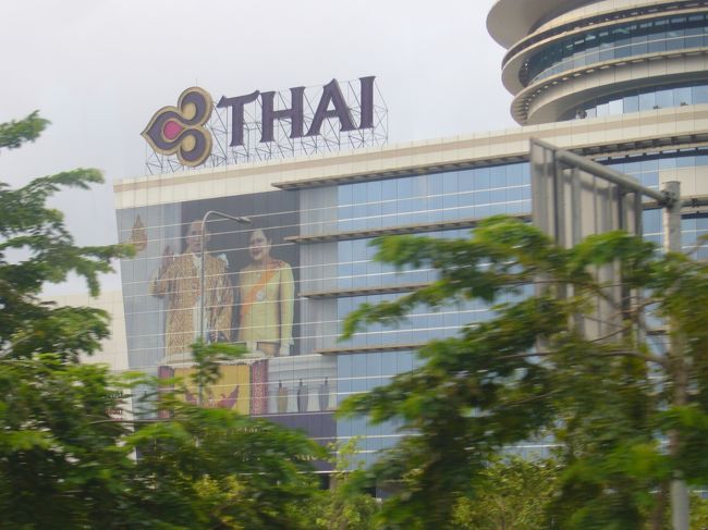 スワンナプーム空港の近くを経由したので、タイ航空のビル発見。