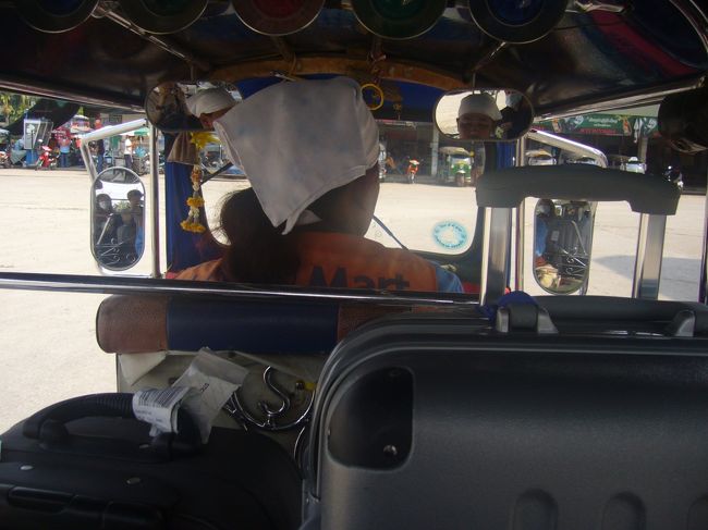 サケーオから50分ぐらいでアランヤプラテートに到着。<br />バスを降りて、国境まではトゥクトゥクで5KMぐらい。<br />ここで気候の違いに気づく。<br />ジメジメしてない。バンコクより暑いけどジメジしてない。サイコーーーーーーーーー