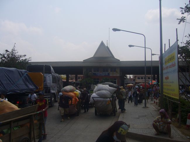 トゥクトゥクを降りてから、イミグレに向かって歩く。