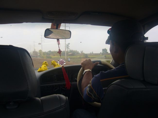 カンボジアビザは日本で取得してたので、そのままイミグレに行ったけど。<br />歩いてるとビザビザビザっていろんな奴が付いてきてうっとおしかった。<br />でも無事イミグレを抜けカンボジア入国。<br />ここからはタクシーでアンコールワットがあるシェムリアップへ。<br />自称政府から認められているというタクシーで。<br />100000％嘘。フロントガラスヒビ入ってるから。