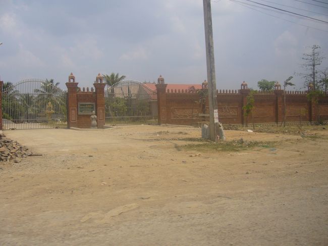 揺れるわ、砂ぼこりで前見えんわやのに、80キロぐらいで飛ばすわで一種のアトラクションみたいでした。