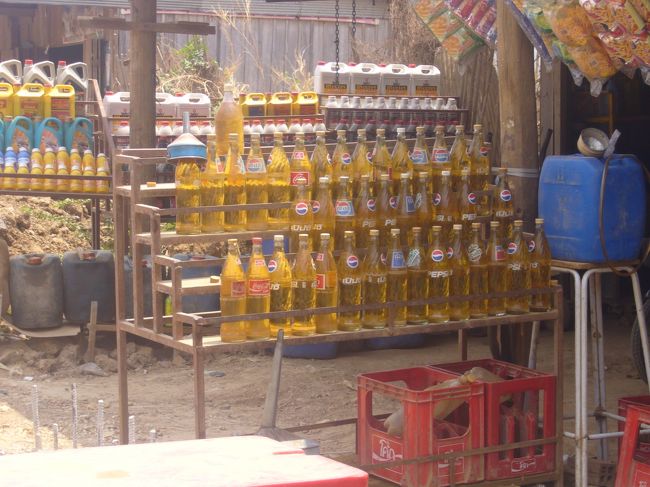 ちょっと休憩。<br />ってこれガソリン。<br />ふつうにバイクのタンクにこのままつぎ込んだりしてた。