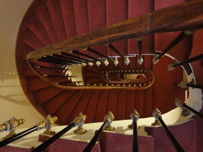 　パリ。２日目。12/11（金）。<br /><br />　☆見事な建築美、「ロワイヤル・エリゼ」のらせん階段。<br /><br />　507号室は最上階の6階ですから、階段を使ったらたいへんです。旧式ですがエレベーターがありますので、昇降にはエレベーターを利用します（笑）。