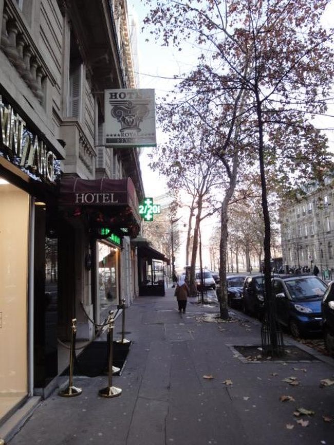 　ホテル入り口。凱旋門は目の前です。