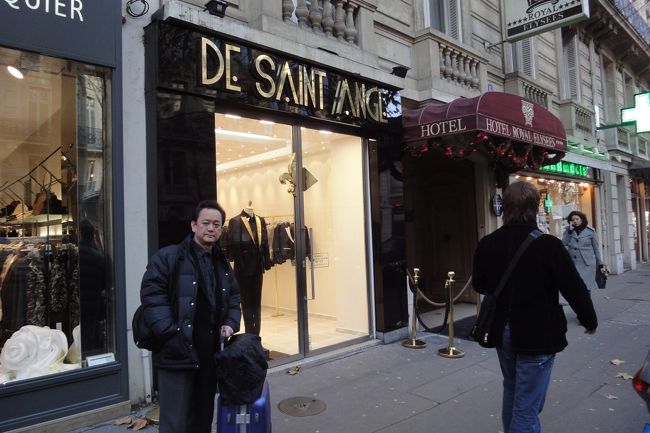 　＠とらじろう。ホテル「ロワイヤル・エリゼ」の入り口で。