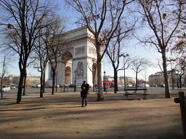 　今日は良いお天気です。<br /><br />　冬場のパリは、どんよりとした曇りの日や小雨の日が多いので、晴れの日は貴重です！<br />