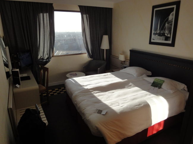 　朝日が射し込むベッドルーム。