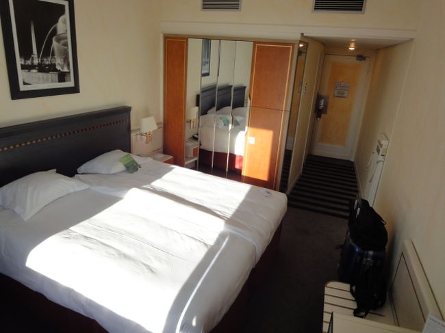 　窓側から部屋の入り口に向かって撮影。