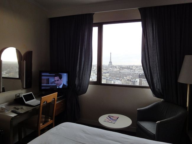 　部屋の窓からエッフェル塔が見えます。旅行者にとってはうれしいサービスです。