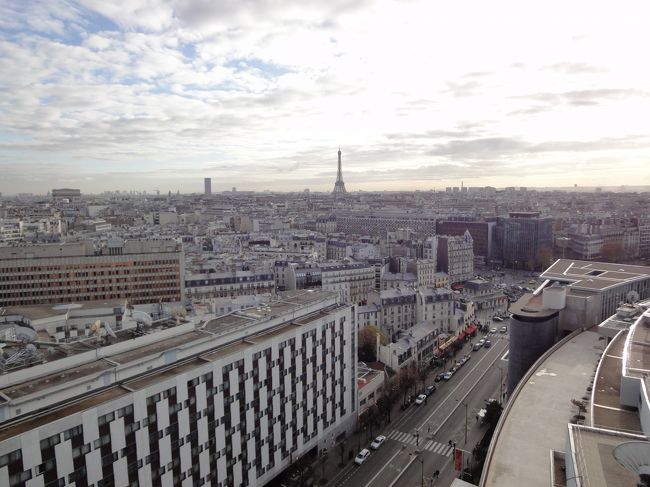 　右から、エッフェル塔、モンパルナス・タワー、凱旋門。<br /><br />　左下の大きい建物は「ホテル・メリディアン・エトワール」。