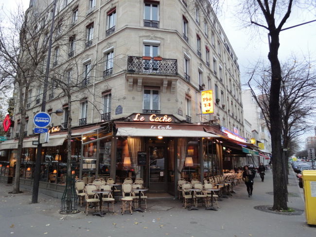 　ベトナム料理店「フォー・キャトーズ（Pho 14）」。<br />　この建物の右側面、小さな四角の黄色看板のお店です。<br />　パリ情報サイト『カイエ・ド・パリ』によると、日本大使館の職員さんもしばしば訪れるとか・・・。<br /><br />