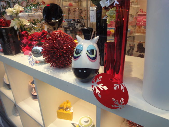 　お金のかからないウインドウショッピング。<br /><br />　トルビアック通りで見つけた、面白い動物の置物。