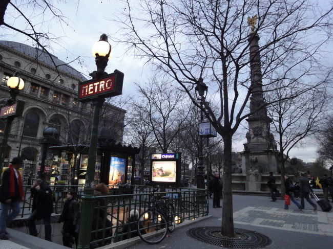 　地下鉄「シャトレ」駅から地上に出ました。