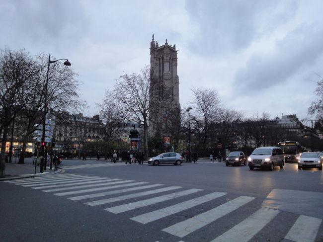 　シャトレのシンボル「サン・ジャック塔」。<br /><br />　1648年物理学者パスカルが気圧実験をした52mの塔。サン・ジャック・ラ・ブーシュリー教会の鐘楼。革命時に破壊され、この鐘楼だけが残りました。内部は非公開。