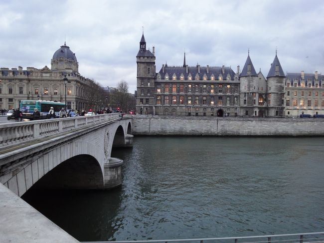 　シャンジュ橋とコンシェルジュリー。