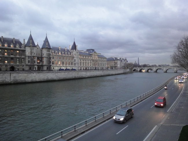 　コンシェルジュリー、ラ・セーヌとポン・ヌフ。