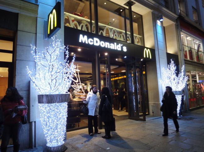 　地味なマクドナルドとクリスマス飾り。