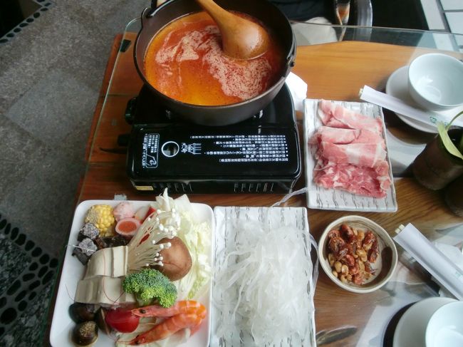 さて、一時間近く風呂に入ってから遅めの昼餉。本日はこのカレー鍋（小）３５０元。これで充分二人分あります。ご飯はなぜが二人分ついてきました。ちなみに大は５００元。地元の夫婦連れが食していたけど土鍋の４人前は有りそうなﾎﾞﾘｭｰﾑでしたよ。