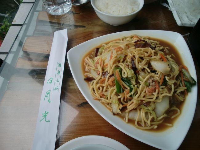 プラス炒麺（中華焼そば）１３０元。老街のお店で食べるよりは割高ですが川沿いのテラスでゆっくりと食べれます。<br /><br />珈琲は？って食後のかたずけの際に訊かれたので注文したら・・ナントサービスでした。ラッキー！