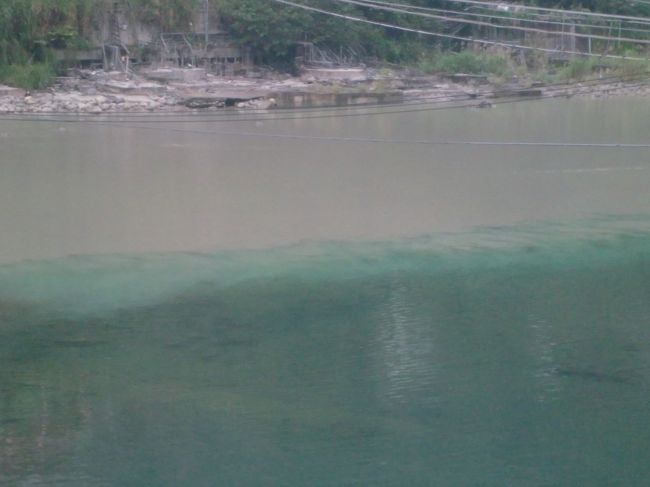 川の本流と温泉街を流れる支流とが交わるところはこんなに色の差が・・