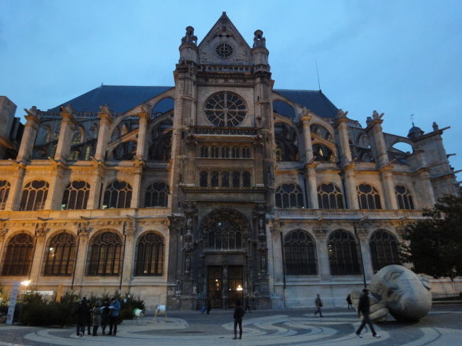 　サントゥスタッシュ教会。時おり開かれる演奏会が人気とか。