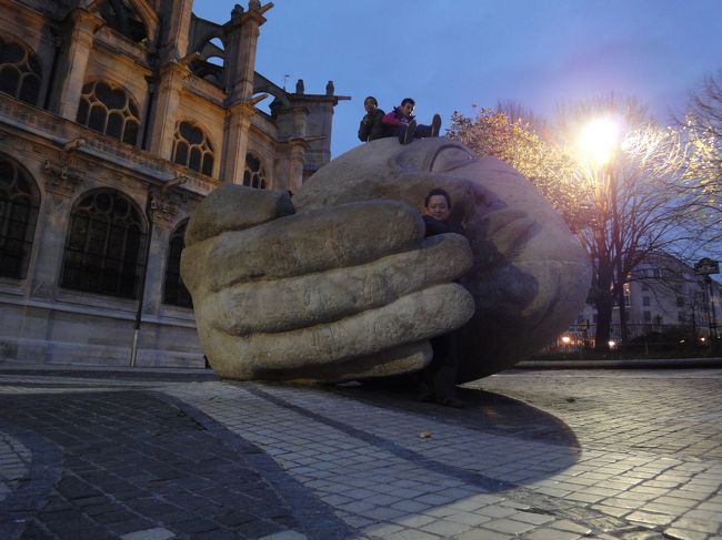 　サントゥスタッシュ教会の顔と手のオブジェ。<br /><br />　童心に返って・・・。