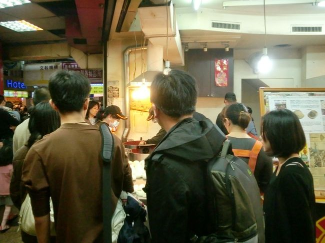 帰りはバスに座って一気に台北車站近くで下車。昼飯が遅かったので夕飯は軽くすまそうと新光三越近くの有名な胡椒餅の支店に。