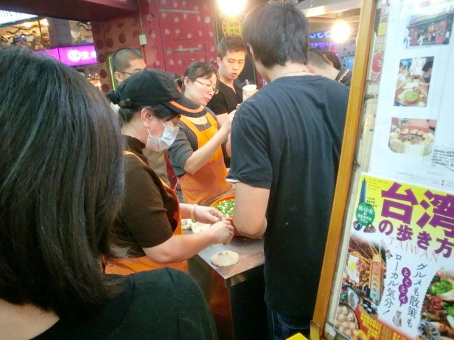 作りたて・焼きたてにこだわっているのでちょいと並びます。日本のガイドブックにも必ず載っている・・