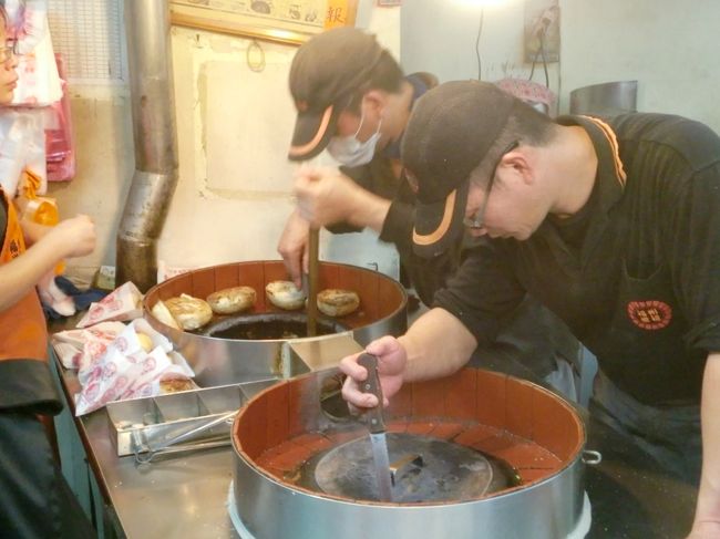 まとめて成型したらかまどで一気に焼きあげます