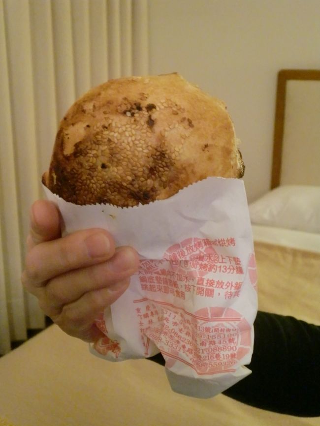 テイクアウト！ホテルで台湾ビールと一緒にガブリ。