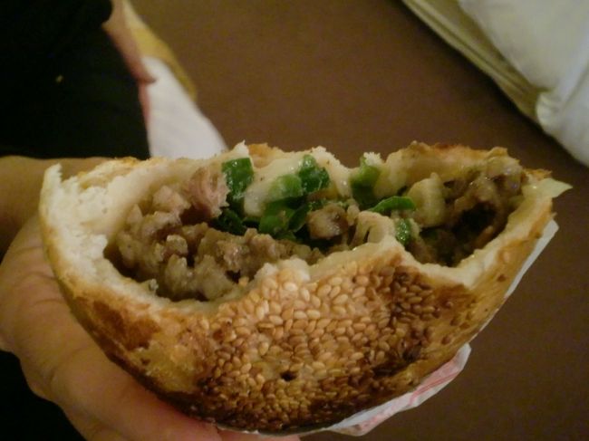 １個がずっしりと重たい・・餡もたっぷり。女性ならこれで十分満足。３個お買い上げで計１３５元也（１個４５元）今日の夕飯はナント安上がり。<br /><br />今回の旅行もこれで終わり。明日はエバー航空で帰るのでキャッチアップが５時！・・早く寝ます。<br /><br /><br />