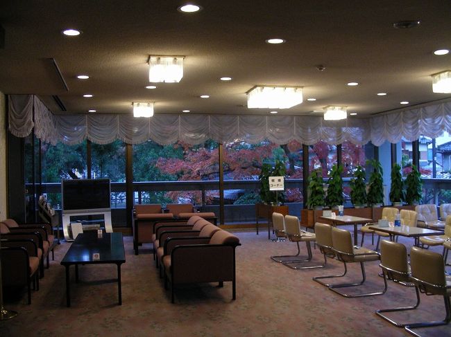 　　朝　宿　ロビーにて<br /><br />宿泊客は　二組のみ<br /><br />　　安くて気持ちの良い宿なのに宣伝不十分