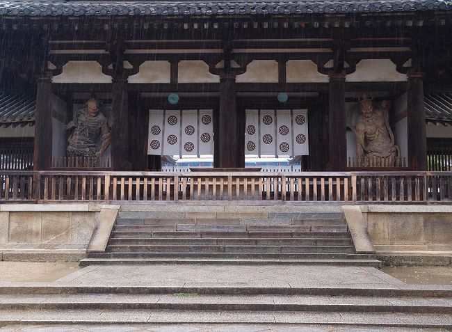 　　　　中門へ<br /><br />　諸説、問題を提起されています<br /><br />　　　大斗。伐採年６９０年代中ごろ