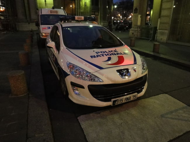 　パトカー（プジョー製） 