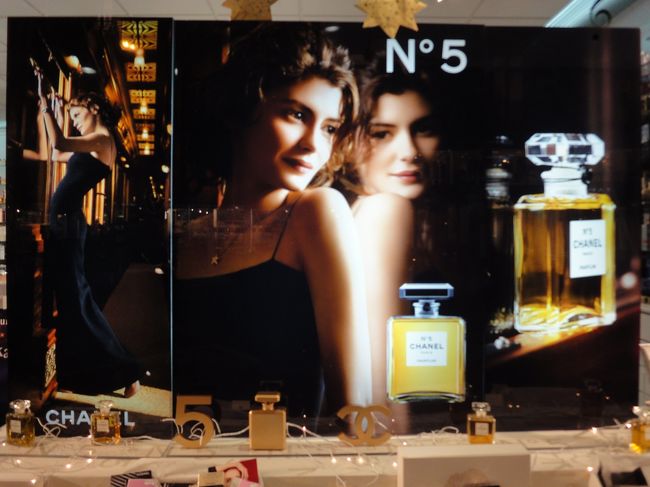 　シャネルのモデル、フランス女優オドレイ・トトゥ Audrey Tautou。<br /><br />　1978年8月9日生まれ。父親は歯医者で母親は教師。<br /><br />　2001年に公開された主演映画『アメリ』が日本を含むフランス国内外で大ヒットし、世界中で有名に。<br /><br />　2006年に映画『ダ・ヴィンチ・コード』でヒロインのソフィー・ヌヴーを演じ、トム・ハンクスと共演。<br /><br />　2009年に公開された映画『ココ・アヴァン・シャネル』ではココ・シャネルを演じた。<br /><br />--------------------------<br /><br />　シャネルのモデルは最近まで、ハリウッド女優ニコール・キッドマンが務めていました。<br /><br /><br />